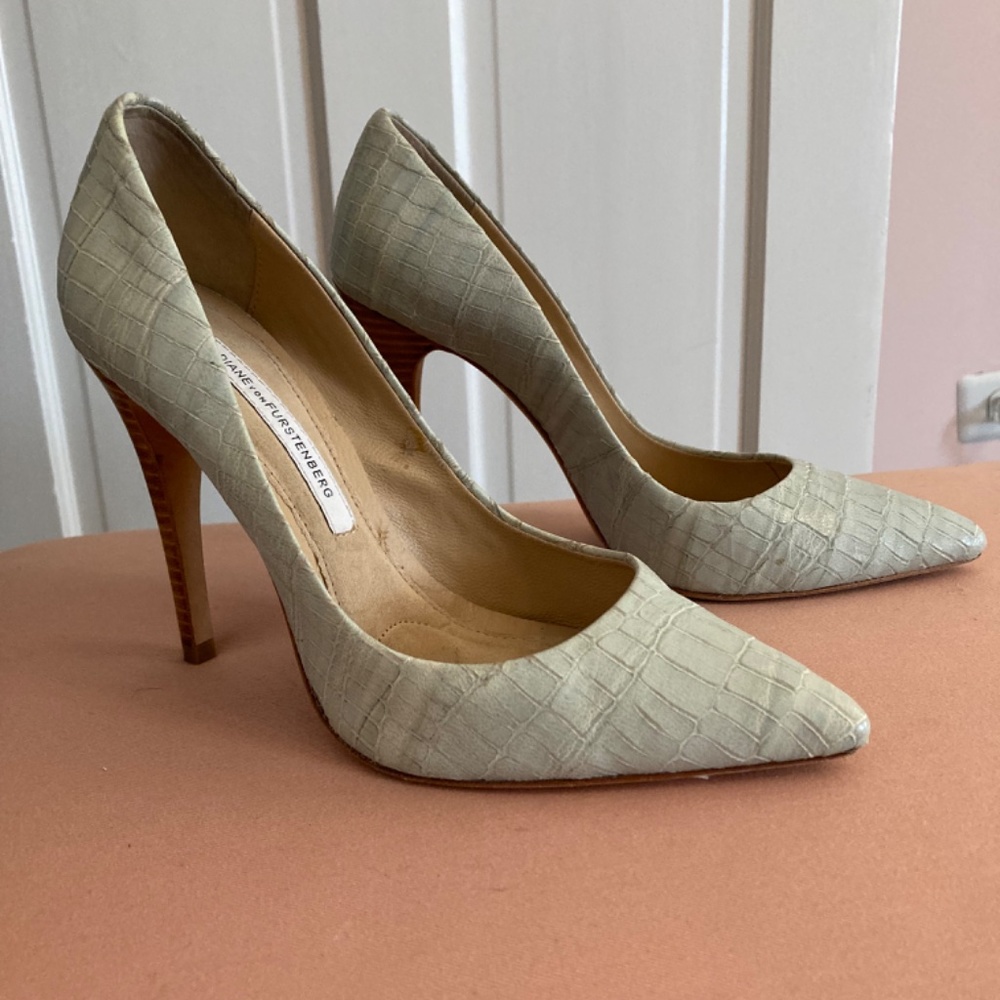 Mint Green Crocodile Pattern Pumps. - image 2